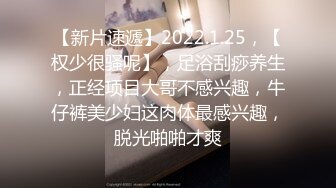 电玩宅男系列TAV要我还是电动大长腿豪乳漂亮女友挑逗正在玩电动游戏的男友