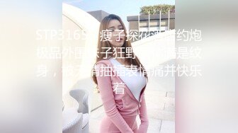 风衣牛仔裤美少妇