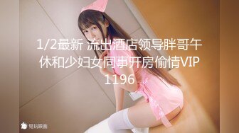  猥琐小哥迷翻漂亮的小女友找来朋友一起来玩3P