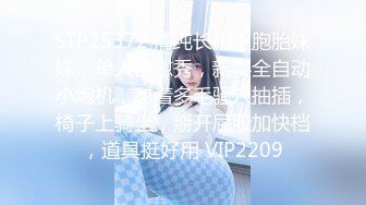 花重金收买女同学偷拍她们宿舍的女生洗澡❤️身材是相当的不错