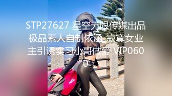 邪恶的房东在简陋的浴室各种角度偷拍 几位美女租客洗澡