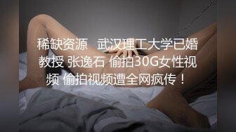  三人创业小团队直播赚钱，男主女主沙发上激情大战享受其中，摄影师还要兼职讲解