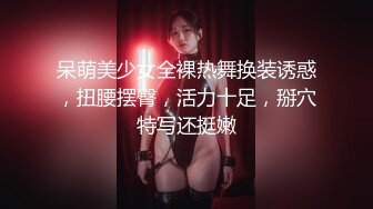 尾随偷拍美女 超短蓬蓬裙美女玩健身器材撅屁股露粉色丁字裤