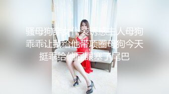   厕所偷窥服务员大姐嘘嘘 兄弟玩刺激把大姐热乎乎的粑粑接走了 发现自己