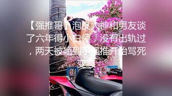 妈妈在帮女儿解决生理问题