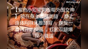 绿衣萌妹子舔弄上位骑乘插入自己动大力猛操