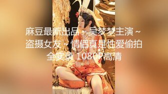 温柔系妩媚美妞，扎起双马尾一脸清纯，男友疯狂吸奶子一脸享受