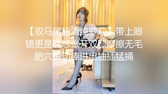 【小小寻花】约操骚熟女，带回房间操逼，进来就脱光开操，猛怼骚穴骑乘位，浪叫呻吟不断