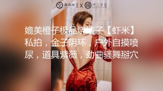 UR级！极品美女逛超市撅屁股被CD骚丁  眼镜长裙少妇独自吃小吃。正经的长相却穿了透明骚窄内