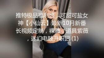 隔板下偷窥玩手机的短发妞故意被发现