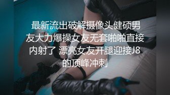 吊钟大奶风骚女友的无限诱惑，跟狼友互动撩骚听指挥，自己吃骚奶子撅着屁股看逼逼，自己抠穴浪叫呻吟好骚啊