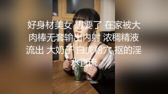 白T恤牛仔裤小姐姐这身服饰就是显身材，前凸后翘高挑笔直