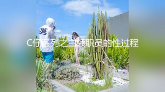 无毛白虎少妇近距离特写骑乘主动激情啪啪，上下快速套弄蠕动，不够爽按摩器震动阴蒂，灵活大屁股扭动猛烈撞击