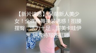 这年轻的小妹原来是个小奶妈，镜头前发骚揉奶玩逼，特写展示给狼友看，奶子好性感自己躺着就流