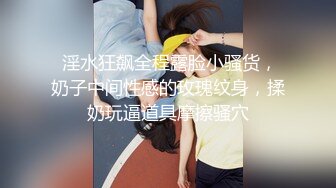 在她身上释放一个振动器，当她的阴户高兴地颤抖和跳动时，她会随着高潮而疯狂！