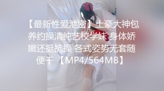 戴绿帽的丈夫看着妻子和情人口交