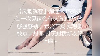 深夜约操骚女，撩起衣服掏出奶子舔，伸进内裤摸穴，转战床上舔屌口交，大屁股骑乘爆插