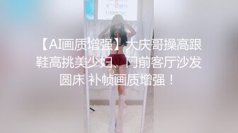 【新速片遞】  ✨性感风骚御姐✨极品身材的御姐女神一边吃着假屌 一边享受着爸爸抽插着嫩穴 性感抹胸碎花裙 呻吟勾魂 超极品反差婊