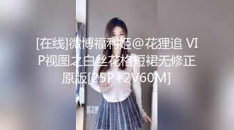  激情4P玩弄床上的两位年轻女奴，撅着屁股让两位小哥把跳弹塞进逼里扩阴器玩弄