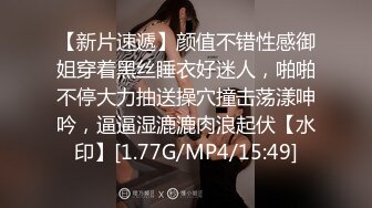 掰开老婆的嫩B，漏出里面的嫩肉给大家看