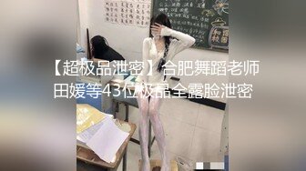 三个女人和两个男人进行了一场激情四射的现场表演