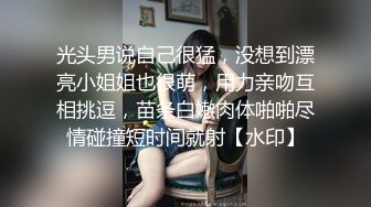  两女一男小少妇户外野战路边交后入，搞一会来人回车上，手指扣逼掰穴特写