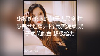 小情侣在网吧包房里面看看电影女友蹲下给口活，不仅颜值高，技术很熟练