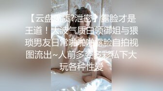 偷窥爱好音乐的漂亮妹子在家太寂寞跟男朋友视频紫薇