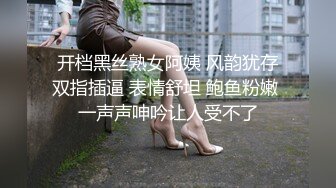 黑客破解家庭摄像头真实偸拍，爱美丽身材苗条小骚妇卧室日常换衣自慰，与两个男人床上玩3P关系很混乱