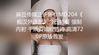 上海的骚姐姐露脸激情大秀，小哥的鸡巴满足不了她要舔狼友，深喉口交让小哥后入玩骚奶子，自己抠逼道具抽插