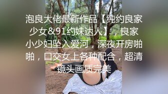 商场女厕直接闯入偷拍眼镜美女尿尿故意让她发现