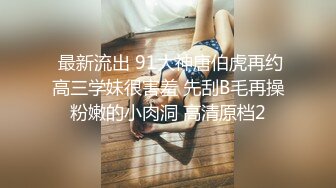 两老哥KTV点了两个妹子，一人一个揉捏奶子唱唱歌，沙发上同时开操