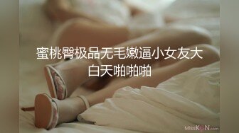 妹子在KTV厕所被边操边吐