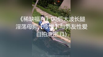 年轻小妹被渣男小哥带到酒店玩弄，全程露脸脱光了发骚舔鸡巴，激情上位让小哥抱着小屁股狂插，压在身下爆草