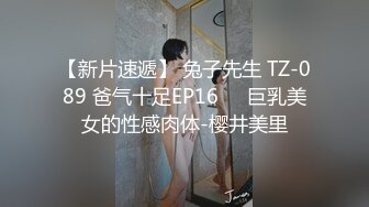 叫上好兄弟再叫上两个美妞来搞4P，奶子大颜值高从沙发搞到房间床上