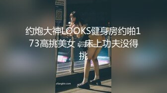 开裆黑丝加红肚兜骚妻，听声可射