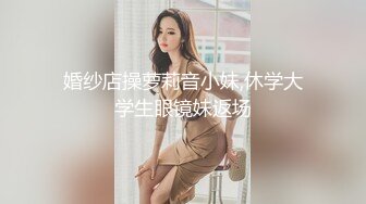 OF大眼萌妹「Yui Peachpie」情趣灰丝托着一对迷人美乳，脖颈戴着狗链全自动骑乘到喷水也不停