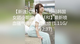 颜值不错的大奶子少妇让小哥对着镜头揉捏骚奶子玩骚逼，酒瓶插进去往里灌酒好像，深喉口交大鸡巴床上抽插