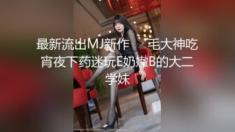 碧玉羞花的商超小美女，疫情间待着口罩也掩饰不住那美貌，下面更是哗哗的尿液流出来！1