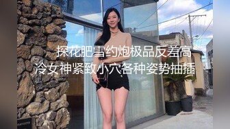 漂亮美女 穿着开档牛仔裤 被无套输出 拔枪射了一屁屁