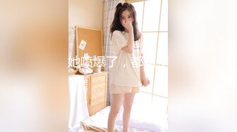 20岁新人小姐姐 ！大红唇甜美活泼 ！脱掉小背心  贫乳小奶子  掰穴特写看洞洞  苗条身材展示