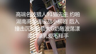  窗户缝偷窥对面楼的美女洗澡刮毛